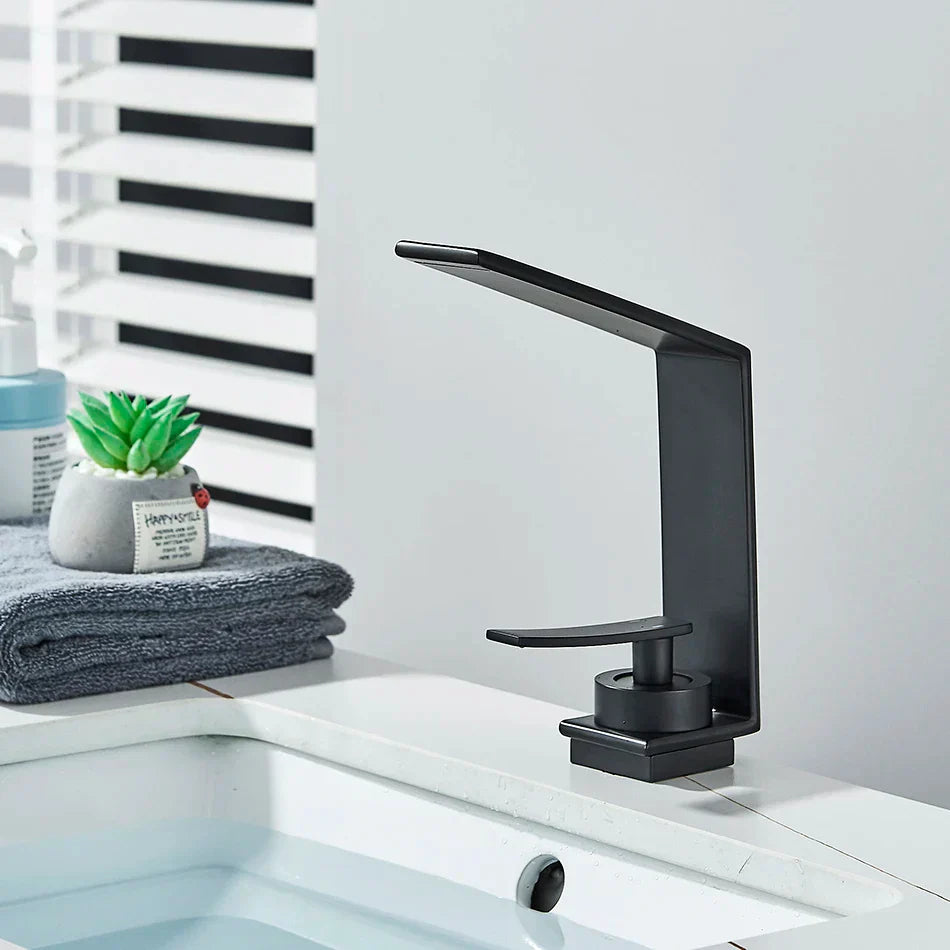 Robinet Lavabo Cascade Noir Écoulement Doux Design Luxueux – Solvane