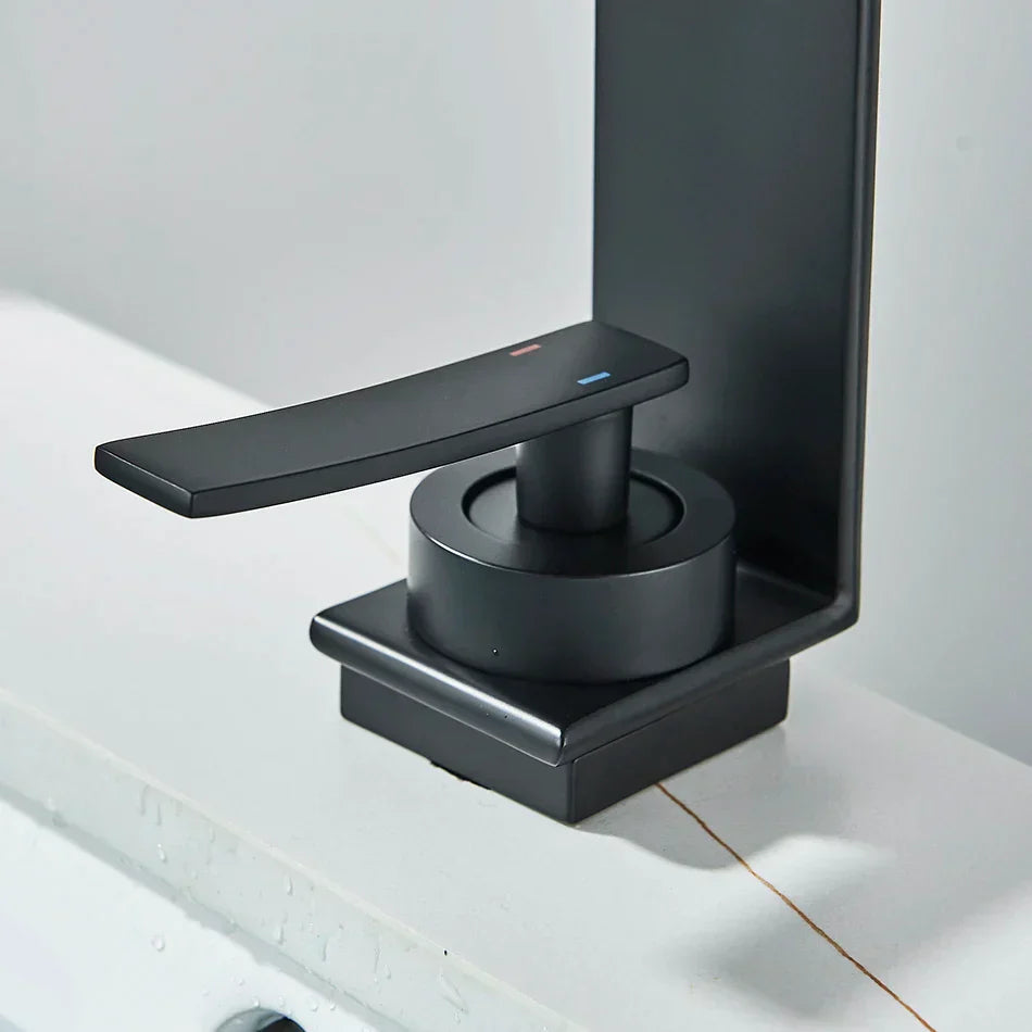Robinet Lavabo Cascade Noir Écoulement Doux Design Luxueux – Solvane