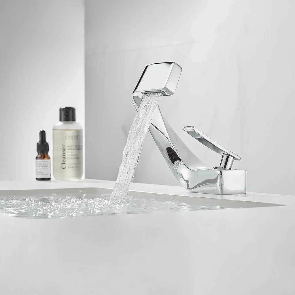 Mitigeur Lavabo Penché Chromé Design Élégant Silhouette Unique – Solvane