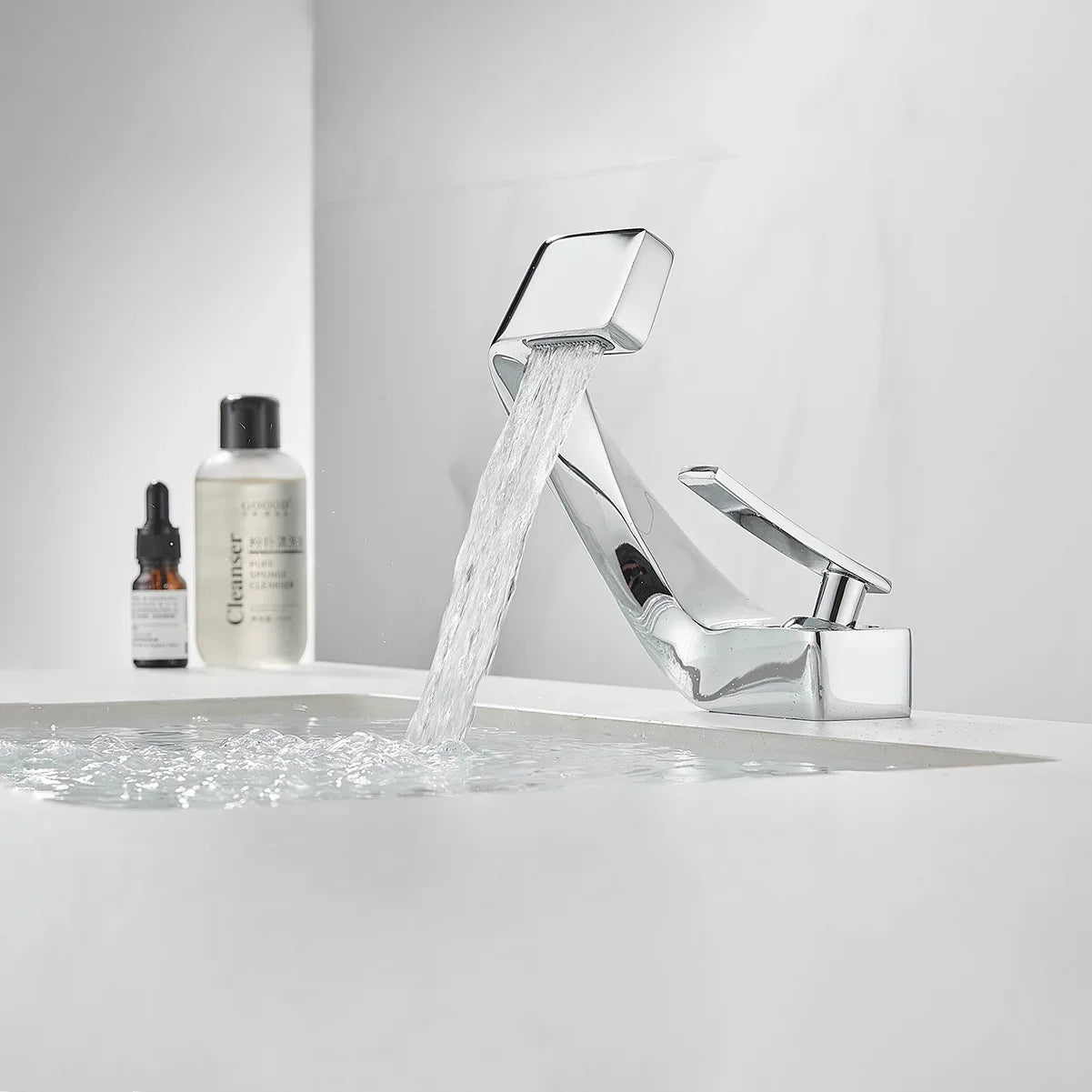 Mitigeur Lavabo Penché Chromé Design Élégant Silhouette Unique – Solvane