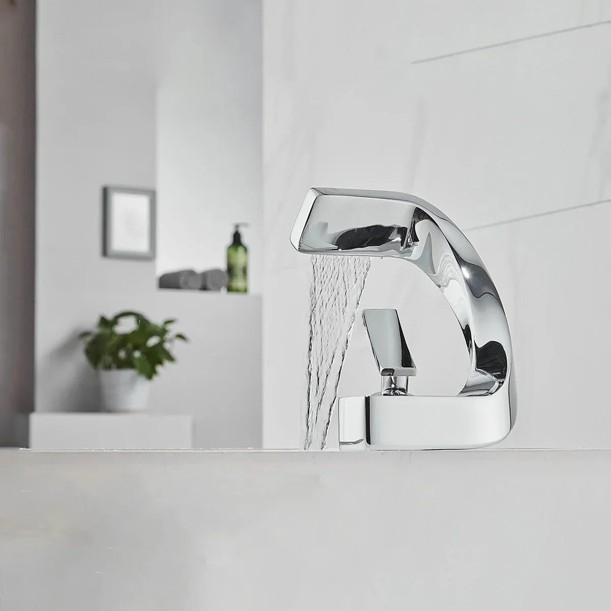Mitigeur Lavabo Penché Chromé Design Élégant Silhouette Unique – Solvane