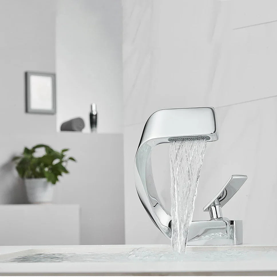 Mitigeur Lavabo Penché Chromé Design Élégant Silhouette Unique – Solvane