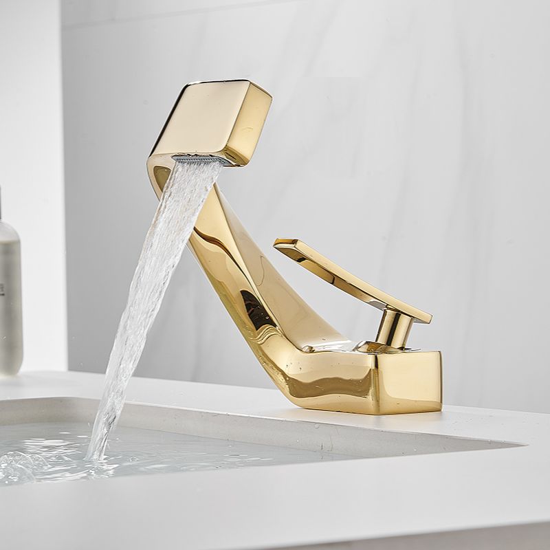 Robinet Mitigeur Lavabo Penché Doré Salle de Bain Luxueuse – Solvane